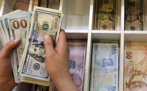 Доллар перешагивает порог в 9 лир на фоне угроз Анкары
