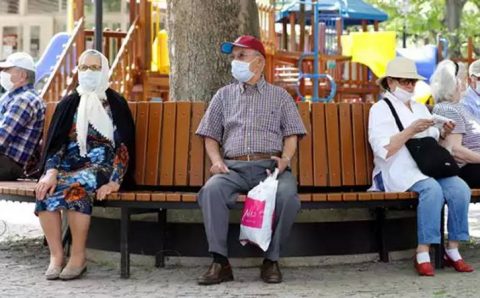 24 турецких провинции ограничили пожилых людей