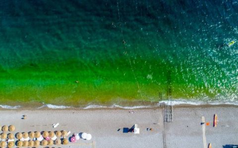 Воды пляжа Коньяалты поменяли цвет