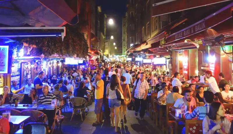 Район Стамбула вводит новое правило для баров