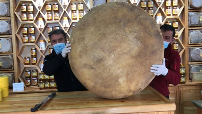 100-килограммовая головка сыра из Карса