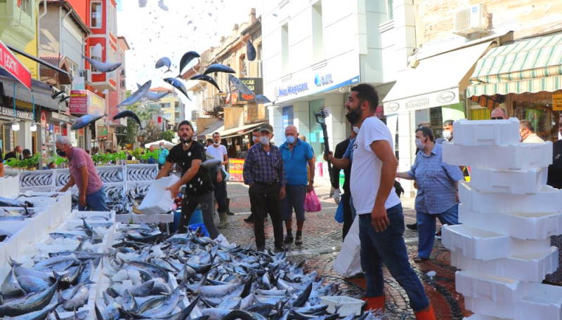 Рыбные рынки наполнены дешевой пеламидой