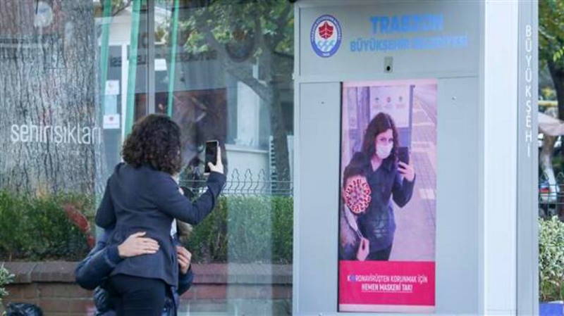 Автобусная остановка в Турции следит за наличием маски