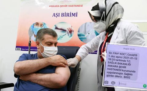Вакцинация в Турции стартовала с главы Минздрава