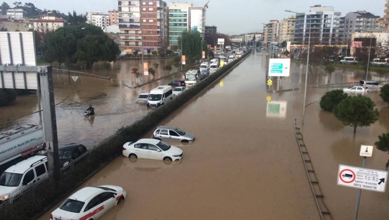 Измир пережил сель и наводнение: 2 погибших