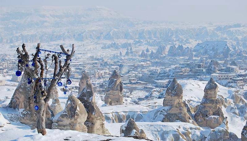 Снег приостановил полеты на шарах в Каппадокии