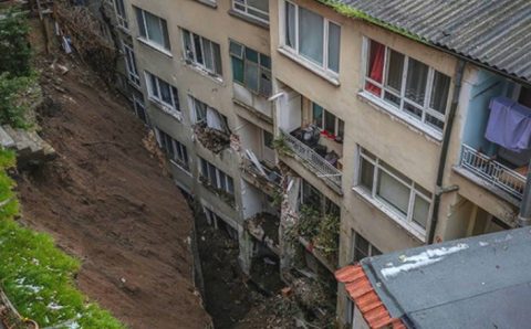 7 зданий эвакуировали из-за обвала грунта