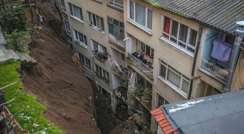 7 зданий эвакуировали из-за обвала грунта