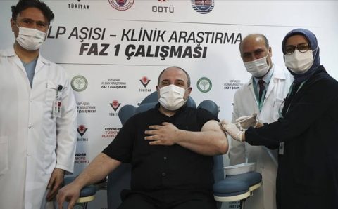 Министр стал добровольцем для турецкой вакцины