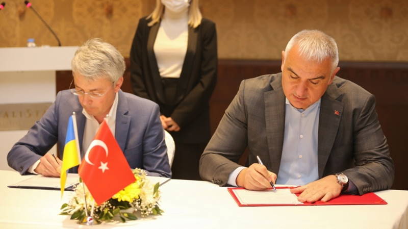 Министры Украины и Турции подписали меморандум по туризму