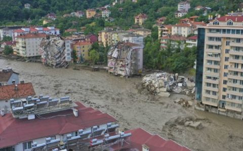 Число жертв стихии на севере Турции выросло до 27