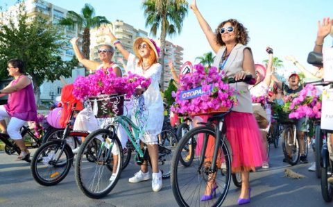 Тысячи нарядных дам прокатились по всей Турции на велосипедах