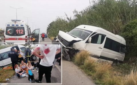 12 туристов пострадали в аварии микроавтобуса в Анталии