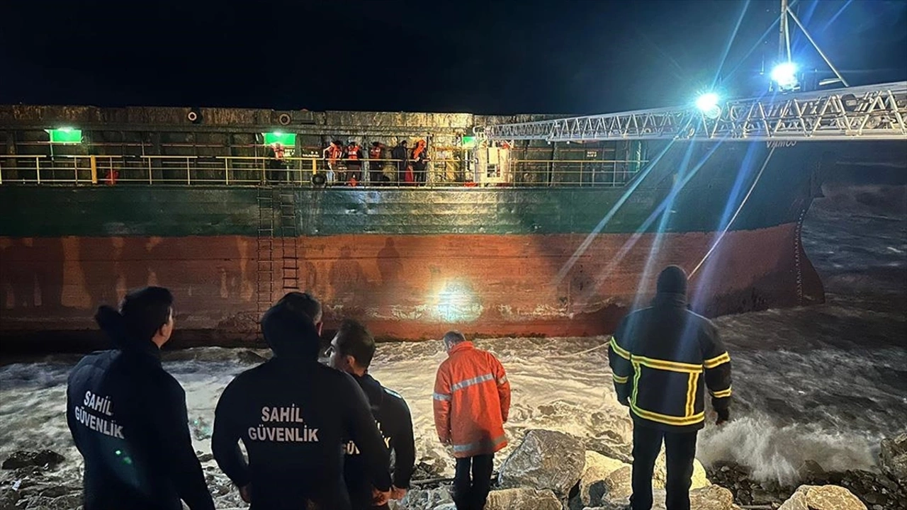Сухогруз сел на мель у берегов Турции из-за шторма