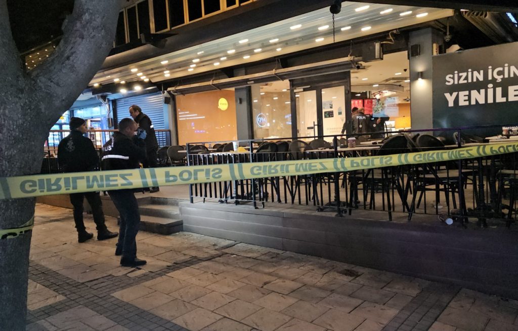 В Адане произошло вооруженное нападение на Starbucks