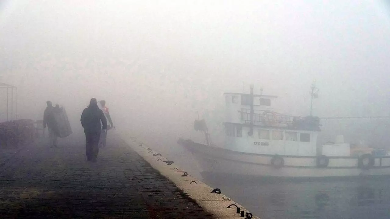 Власти Турции приостановили судоходство в проливе Дарданеллы