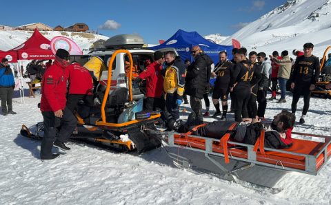 Cпасатели эвакуировали сноубордиста, застрявшего на скале Давраза